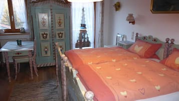 1 Schlafzimmer, Schreibtisch, Reisekinderbett