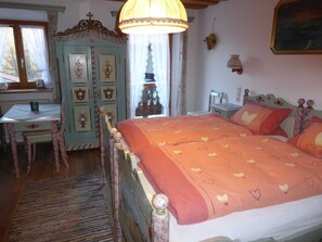 1 slaapkamer, een bureau, reisbedje