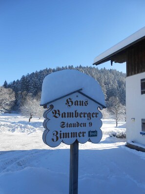 A snow-covered sign with the text 'Haus Vamberger Standen 9 Zimmer' indicating a hotel with 9 rooms. - Double Room 2 - Haus Bamberger (Fischbachau)