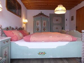 1 bedroom, desk, travel crib