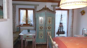 1 bedroom, desk, travel cot