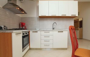 Refrigerador, microondas, parrilla de estufa y cafetera y tetera