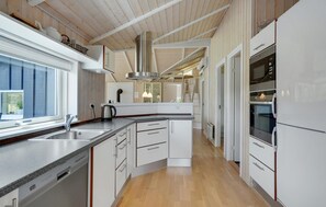 Réfrigérateur, plaque de cuisson, lave-vaisselle, cafetière/bouilloire