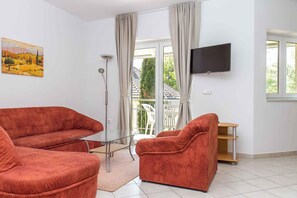 TV, fireplace - Holiday apartment near the centre and Lake Balaton (Balatonmáriafürdő)
