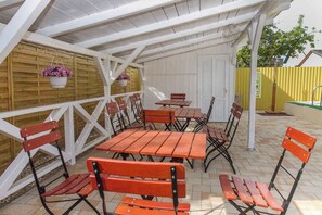 Outdoor dining - Holiday apartment near the centre and Lake Balaton (Balatonmáriafürdő)