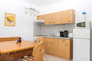 雪櫃、微波爐、焗爐、爐具