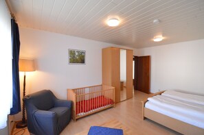 3 bedrooms, in-room safe, WiFi, bed sheets