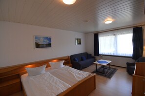 3 bedrooms, in-room safe, WiFi, bed sheets