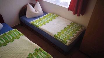 2 makuuhuonetta, vauvan matkasänky, internet