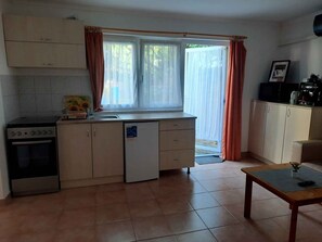 Een koelkast, een microgolfoven, een oven, een kookplaat