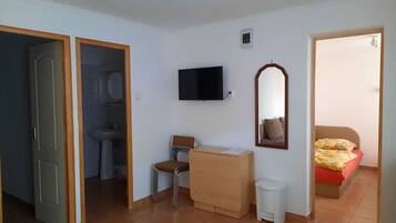 2 bedrooms, travel cot, Internet