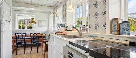 冷蔵庫、コンロ、食器洗い機、コーヒー / ティーメーカー