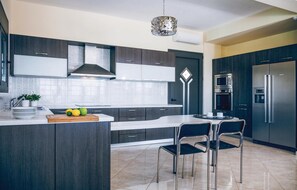 Fridge, stovetop, dishwasher, coffee/tea maker