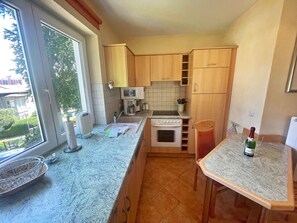 Kühlschrank, Mikrowelle, Ofen, Geschirrspüler