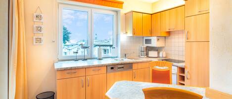 雪櫃、微波爐、焗爐、洗碗機