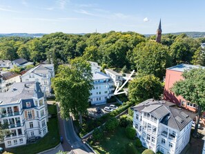 Un quartier résidentiel avec des immeubles à plusieurs étages, un clocher d’église et une tour de l’horloge.