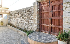 Exterior detail - Awesome home in Villanueva del Duque (Villanueva del Duque)