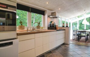 Fridge, stovetop, dishwasher, coffee/tea maker - Gorgeous home in Hejnsvig with kitchen (Hejnsvig)