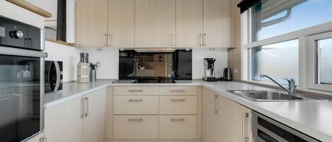 Køleskab, kogeplade, opvaskemaskine, kaffe-/temaskine