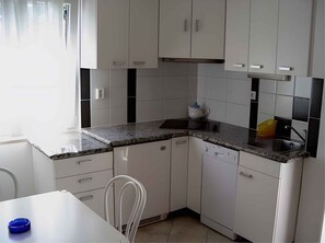 Fridge, dishwasher, coffee/tea maker, freezer - Holiday apartment with terrace (Mali Lošinj)