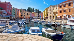 A canal with boats docked, surrounded by colorful buildings. - Holiday apartment with terrace (Mali Lošinj)