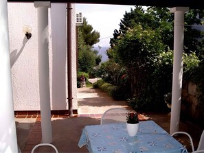 Outdoor dining - Holiday apartment with terrace (Mali Lošinj)