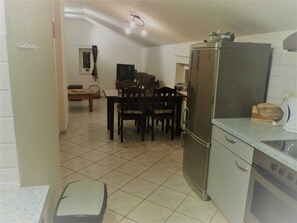 Microwave, oven, dishwasher, coffee/tea maker