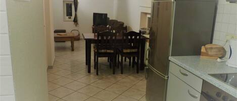 Four à micro-ondes, un four, lave-vaisselle, cafetière-théière