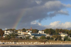 A coastal town with buildings, a beach, and a rainbow. - Vacation apartment - Bungalow & vacation apartment Fuchs (Heringsdorf)