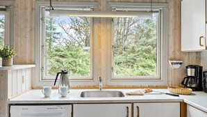 Coffee/tea maker, fridge, microwave, stovetop - Gorgeous home in Fjerritslev with sauna (Fjerritslev)