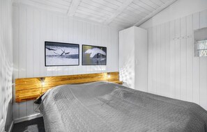 4 bedrooms, travel crib, free WiFi