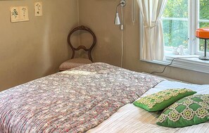 3 bedrooms, travel cot, WiFi, bed sheets