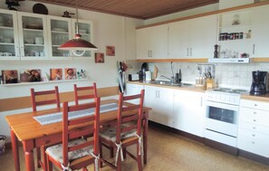 Kjøleskap, kokeplater, oppvaskmaskin og kaffetrakter/tekoker