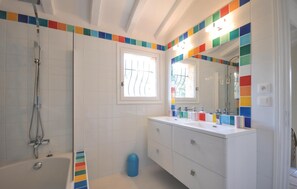 Combined shower/bathtub - Nice home in Les Issambres (Les Issambres)