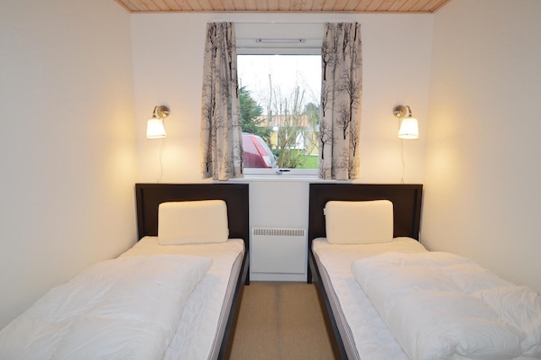 4 bedrooms, travel crib, free WiFi