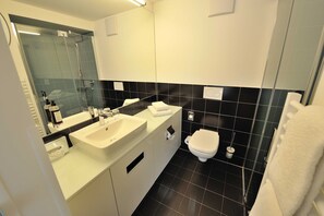 Hair dryer, towels - Battlement rooms - BEST WESTERN PLUS BierKulturHotel Schwanen (Ehingen (Donau))