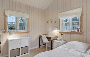3 bedrooms, free WiFi - Amazing home in Nexø with WiFi (Nexø)
