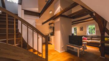 Deluxe Duplex, 2 Bedrooms, Fireplace, Garden Area | 1 bedroom, desk, free cribs/infant beds, free WiFi