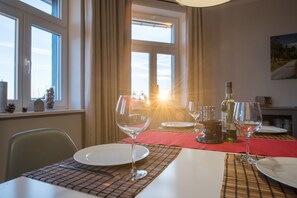 Appartement Deluxe, 2 chambres, cheminée, côté montagne | Restauration dans la chambre