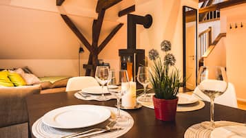Deluxe Duplex, 2 Bedrooms, Fireplace, Garden Area | In-room dining