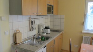 Køleskab, mikrobølgeovn, opvaskemaskine, højstol