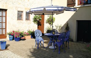 Outdoor dining - Awesome home in Gabillou with WiFi (Gabillou)