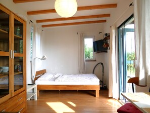 1 bedroom, travel crib, WiFi