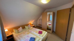 1 bedroom, desk, bed sheets, wheelchair access