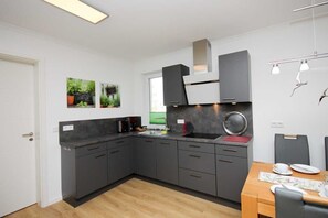 Kühlschrank, Mikrowelle, Ofen, Geschirrspüler