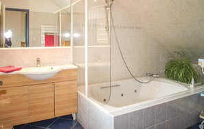 Bathtub - Beautiful home in St Martin des Pres (St Martin des Pres)
