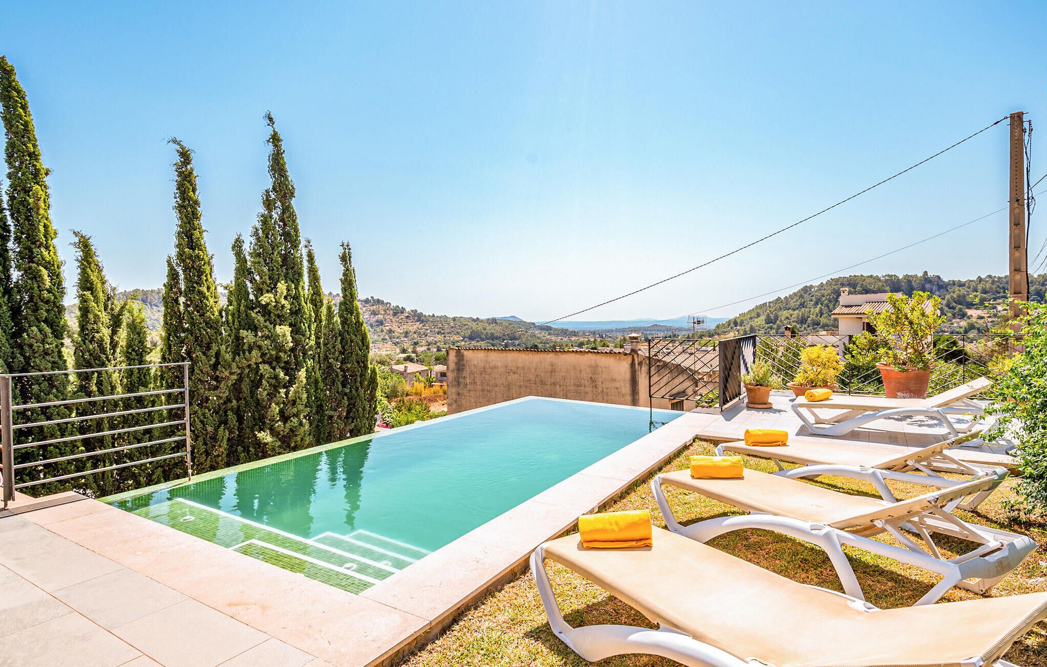 Outdoor pool, an infinity pool