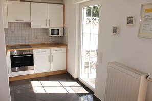 Kühlschrank, Mikrowelle, Ofen, Geschirrspüler