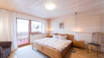 3 Schlafzimmer, Schreibtisch, Reisekinderbett, Bettwäsche