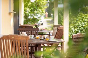Outdoor dining - Vacation home 04 and terrace - Holiday apartments with terrace in Sellin for (Sellin)